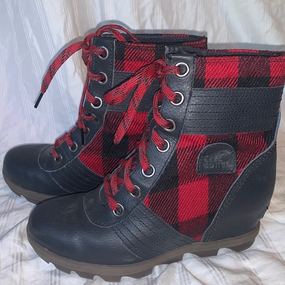 SOREL checkered size 4 shoes . Is a heeled shoe